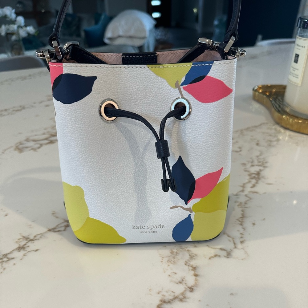 🟢Kate Spade small bucket lemon zest crossbody. NWT